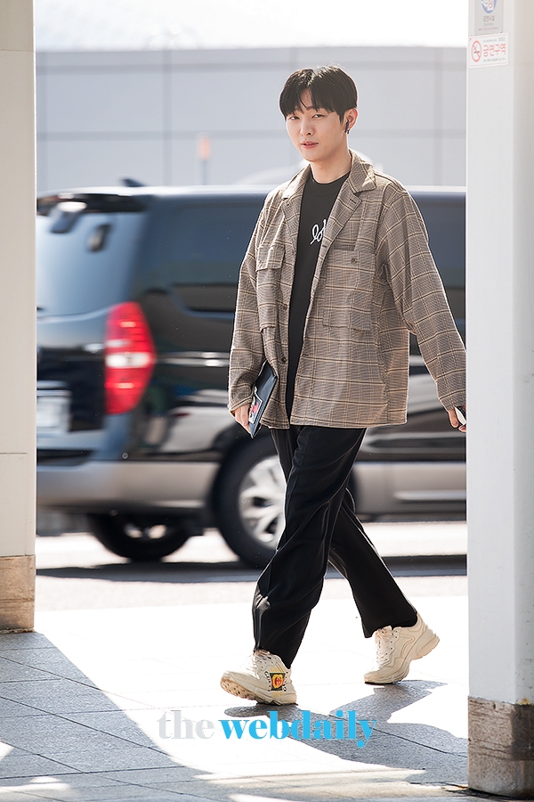 윤지성, 인천국제공항 출국 현장