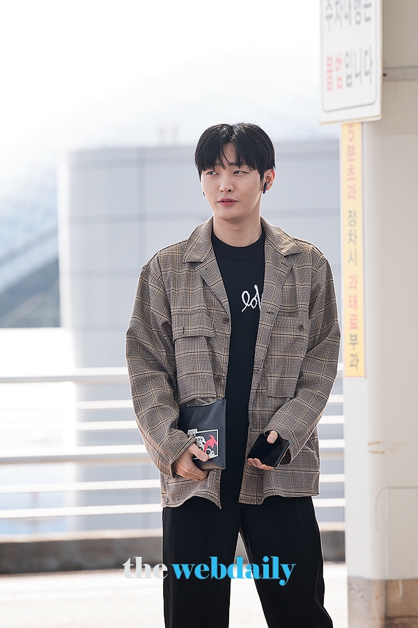 윤지성, 인천국제공항 출국 현장