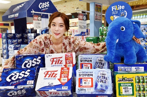 모델이 서울 등촌동 홈플러스 강서점에서 국산맥주 제조사 3개사의 12입팩 상품들을 선보이고 있다. 사진=홈플러스