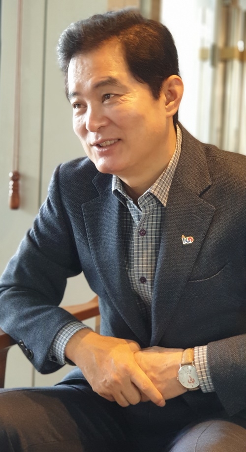 인터뷰에 응하고 있는 류영진 전 식약처장.