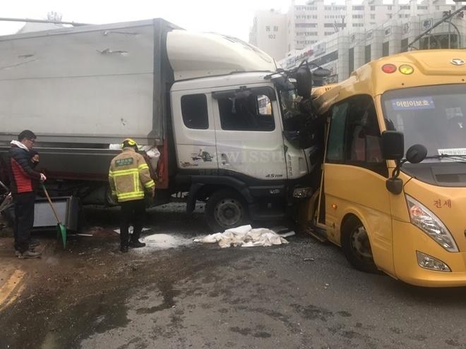 지난 3월 6일 신모라교차로에서 발생한 4.5톤 화물차와 25인승 통학버스간 추돌사고.(사진제공=부산경찰청)