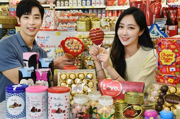 11일 홈플러스 강서점에서 모델들이 캔디, 초콜릿 등 화이트데이 기획 상품을 선보이고 있다. 홈플러스는 14일까지 '화이트데이 수입대전'을 열고 츄파춥스, 캐빈디쉬, 투시팝, 홀스, 하리보, 허쉬, 페레로로쉐 등 전세계 유명 캔디, 초콜릿 500여 종을 저렴한 가격에 판매한다. 츄파춥스 부케, 아이스브레이커스 대용량팩 등 다양한 기획 상품을 마련했으며, 120여 종 1000원 균일가전, 1+1, 2+1 등의 행사를 전개한다. 특히 행사 상품 2만5000원 이상 구매 고객에게는 '마블 무릎 담요'도 증정한다.