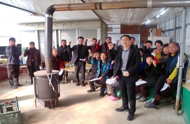 농가주 대상으로 안전사고 예방 교육을 실시하고 기념촬영.(사진제공=부산서부준법지원센터)