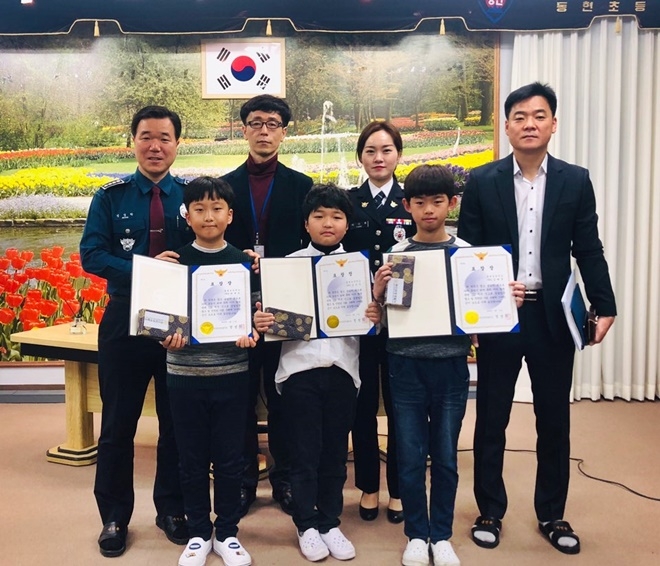 정성학 서장 등이 의로운 초등학생 3명에게 표창을 전달하고 기념촬영.(사진제공=부산경찰청)