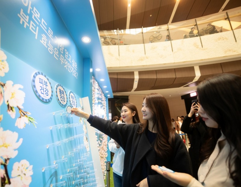 서울 여의도 IFC몰에서 캘리포니아 아몬드 협회가 진행한 ‘블룸 위드 아몬드(Bloom with Almonds)’ 팝업 행사에서 아몬드 뷰티 멘토이자 유명 메이크업 아티스트인 우현증 원장이 ‘아몬드 뷰티 클래스’를 통해 화사한 아몬드 꽃에서 영감을 받은 ‘블루밍 메이크업’을 시연하고 있다. (사진=캘리포니아 아몬드 협회 제공)