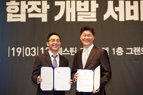 쉬즐가오 37게임즈 대표(왼쪽)와 문재성 온페이스게임즈 대표가 기념사진을 찍고 있다. 사진=온페이스게임즈