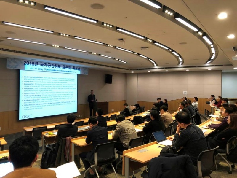 LX는 12일 서울 여의도 전경련회관에서 국토교통부, 공간정보표준 전문위원과 기술위원, 기업 관계자 등 국내 공간정보 표준 전문가 40여 명이 참석한 가운데‘국가공간정보 표준화 워크숍’을 개최했다.(사진= LX)