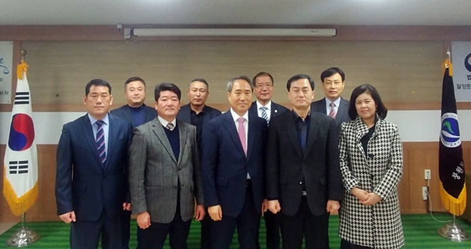 ‘법무부 보호관찰위원 밀양보호관찰소 협의회’를 구성하고 기념촬영.(사진제공=밀양준법지원센터)