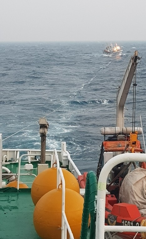 고장선박을 예인하고 있다.(사진제공=부산해양경찰서)