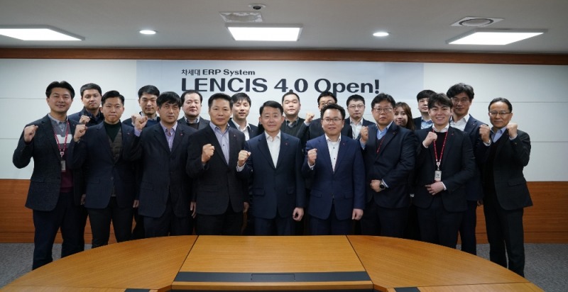 롯데건설 하석주 대표이사(중앙)를 비롯한 직원들이 LENCIS 4.0 시스템 오픈을 기념한 사진 촬영을 했다.(사진=롯데건설)