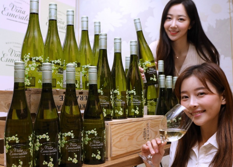 13일(수) 오전, 롯데백화점 소공동 본점에서 모델(여2)들이 '비나 에스메랄다 스프링 에디션'을 선보이는 모습. (사진=롯데백화점0