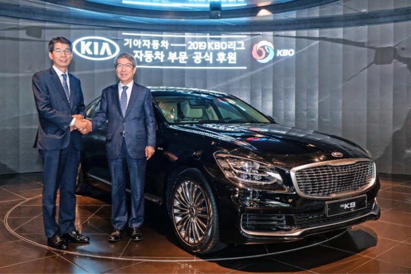 (왼쪽부터)권혁호 기아차 국내영업본부장(부사장)과 정운찬 한국야구위원회(KBO) 총재가 기념촬영을 하는 모습.(사진=기아자동차)