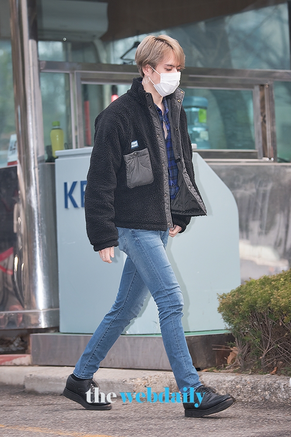 Jus2(저스투) 유겸, KBS 2TV 음악방송 '뮤직뱅크' 출근길