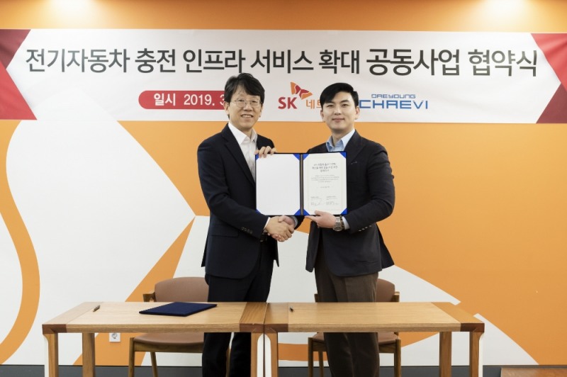 (좌)윤민호 SK네트웍스 Mobility사업개발실장,(우) 정민교 대영채비 대표.(사진=SK네트웍스)