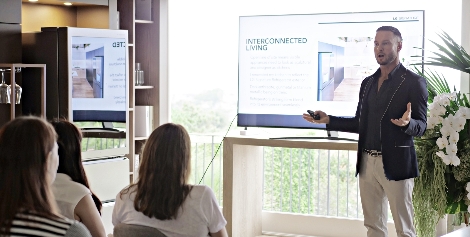 전자가 15일 호주 시드니 근교에 마련한 ‘LG 홈(LG Home)’에서 호주 출신의 유명 인테리어 디자이너인 다렌 파머(Darren Palmer)가 LG 시그니처 디자인 마스터클래스를 진행하는 모습. 사진=LG전자