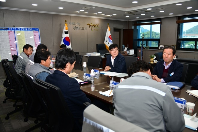 14일 시장실에서 가진 지역협력사 대표 간담회에서 변광용 시장이 의견을 청취하고 있다.(사진제공=거제시)