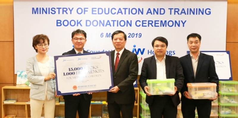 좌로부터 장은숙 한국아시아우호재단 베트남 지부장, 이종훈 중외학술복지재단 사무국장, 팜 치 끄엉(Pham Chi Cuong) 베트남 교육훈련부 국제협력국 부국장 등 관계자들이 베트남에서 열린 도서 기증식에서 기념 촬영을 하고 있다. (사진=JW그룹)