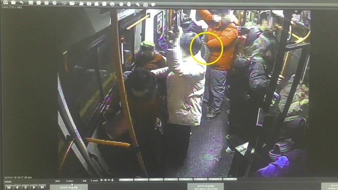 시내버스 내에서 소매치기하는 장면.(사진제공=부산경찰청)