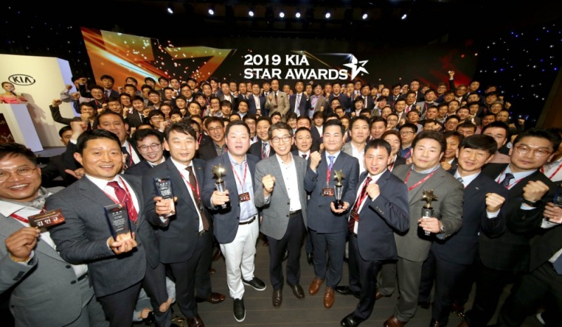 ‘2019 기아 스타 어워즈’에서 기념 촬영을 하고 있는 판매 우수 직원들.(사진=기아자동차)