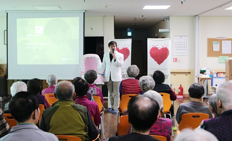 고광욱 유디치과 대표원장이 어르신에게 구강검진을 진행하고 있다. (사진=유디치과)