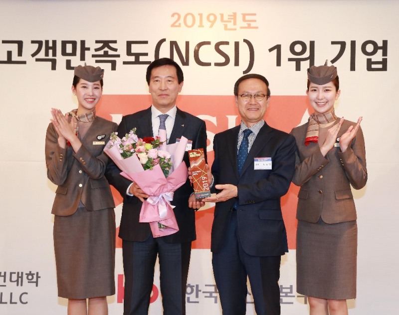 아시아나항공 한창수 사장(왼쪽 두번째)이 19일 서울시 중구 롯데호텔에서 열린 「2019년도 국가고객만족도(NCSI) 1위 기업 인증식」에 참석해 한국생산성본부 노규성 회장(왼쪽 세번째)과 인증패를 들고 기념촬영을 하고 있다. (사진=아시아나)
