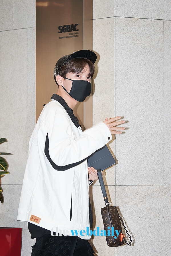 방탄소년단(BTS) 제이홉, 김포국제공항 전용기 청사 출국 현장
