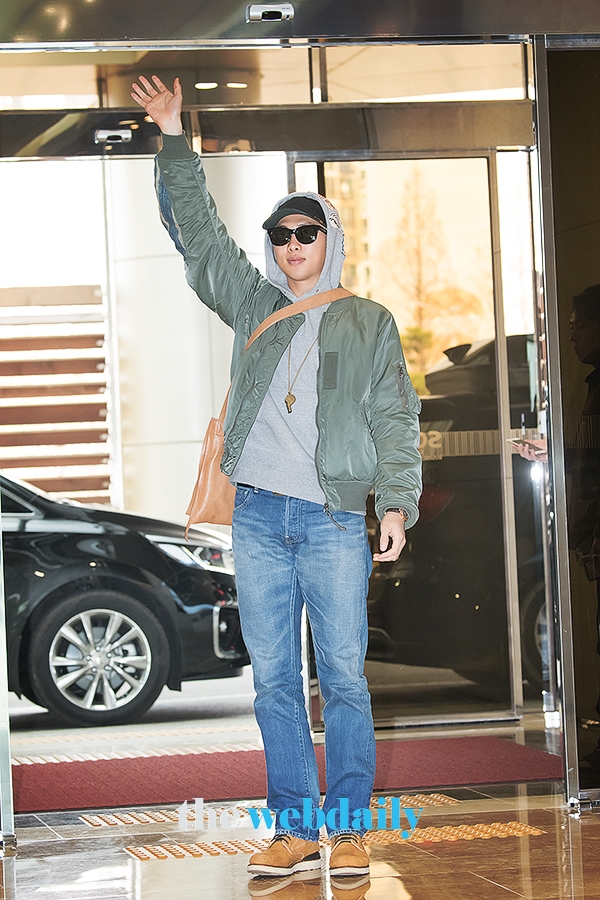 방탄소년단(BTS) RM, 김포국제공항 전용기 청사 출국 현장