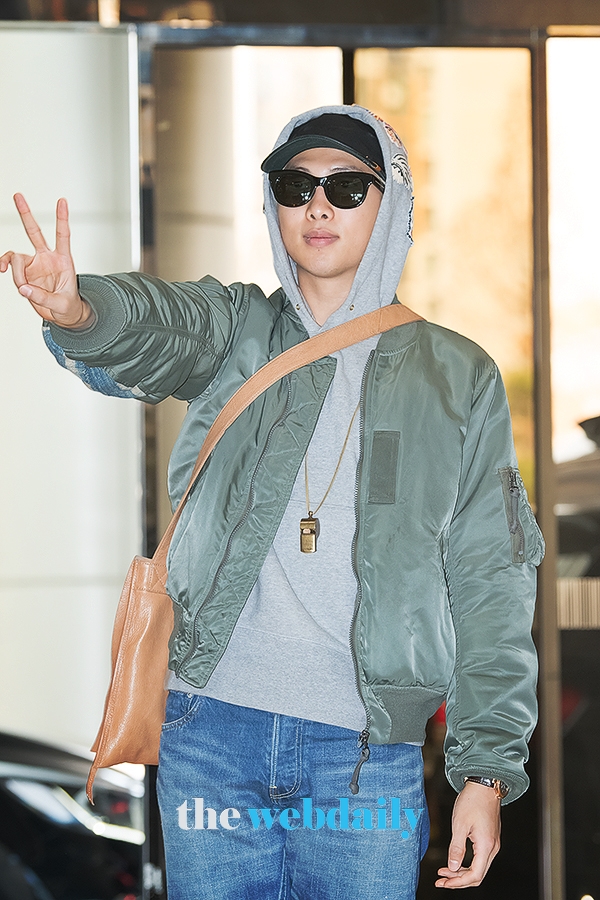 방탄소년단(BTS) RM, 김포국제공항 전용기 청사 출국 현장