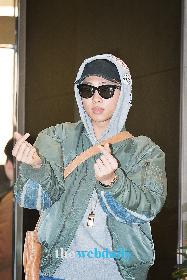 방탄소년단(BTS) RM, 김포국제공항 전용기 청사 출국 현장
