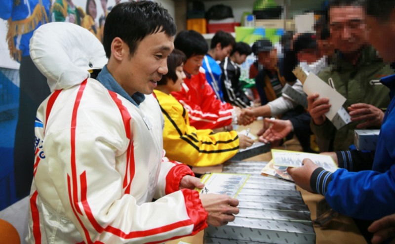 지난해 장외지점에서 열린 경정 고객 대상 팬사인회. (사진=국민체육진흥공단)