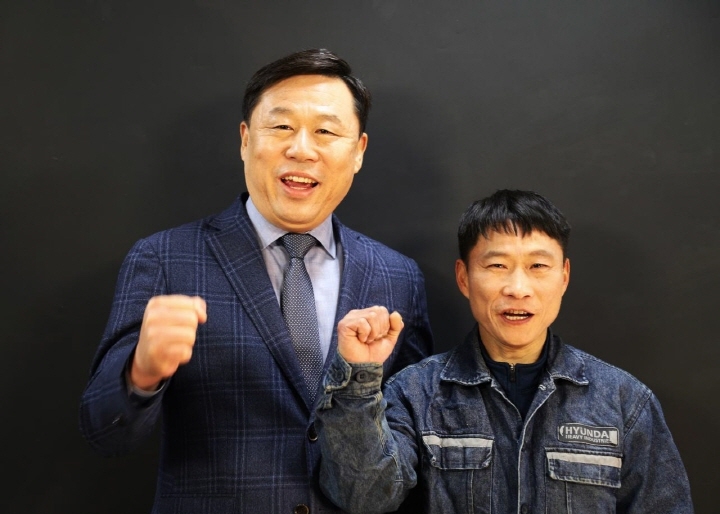김종훈 의원과 최도섭 씨가 파이팅을 하고 있다.(사진제공=김종훈의원실)