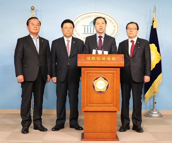 김기현 전 울산시장이 국회정론관서 기자회견을 열고 있다. 정갑윤·박맹우·이채익 국회의원이 함께하고 있다. (사진제공=자유한국당울산시당)
