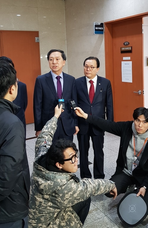김기현 전 울산시장이 기자들의 질문에 답변하고 있다.