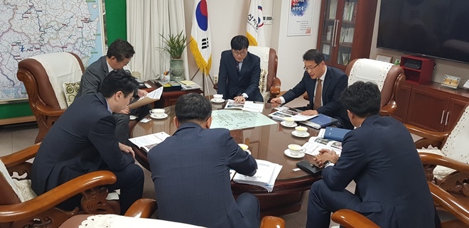 변광용 거제시장이 부산국토관리청을 방문해 국도사업을 건의하고 있다.(사진제공=거제시)