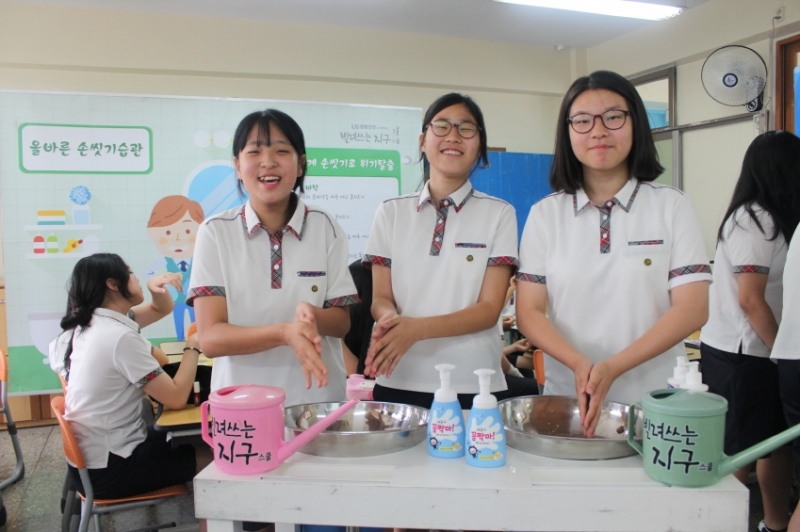 서울 신정여자중학교 학생들이 LG생활건강의 사회공헌 프로그램인 '빌려쓰는 지구스쿨' 올바른 손씻기 습관 수업에 참여하고 있다.