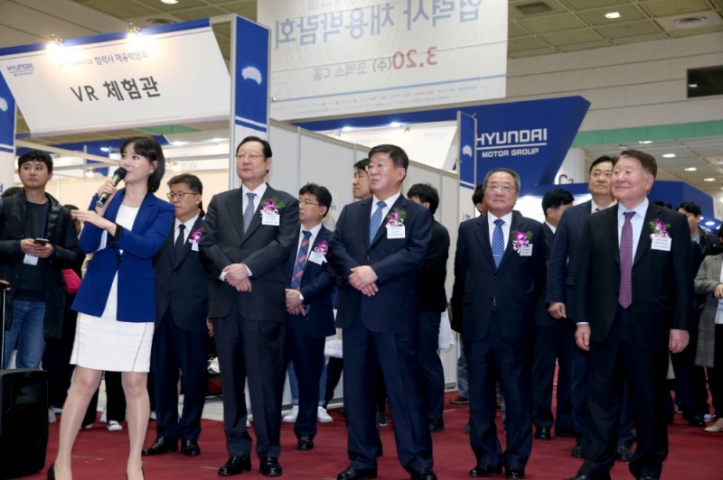 (왼쪽부터) 권기홍 동반성장위원장, 윤여철 현대차 부회장, 오원석 현대기아차 협력회장, 신달석 한국자동차산업협동조합 이사장이 채용 박람회 부스를 관람하는 모습.(사진=현대자동차)