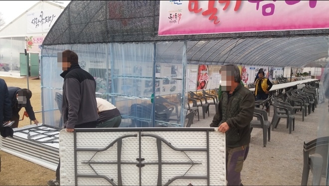 사회봉사명령대상자들이 논산딸기축제 행사 지원을 하고 있다.(사진제공=논산준법지원센터)