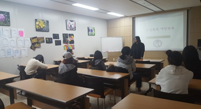 여자청소년 대상 성 비행예방 특별교육을 실시하고 있다.(사진제공=대구서부준법지원센터)