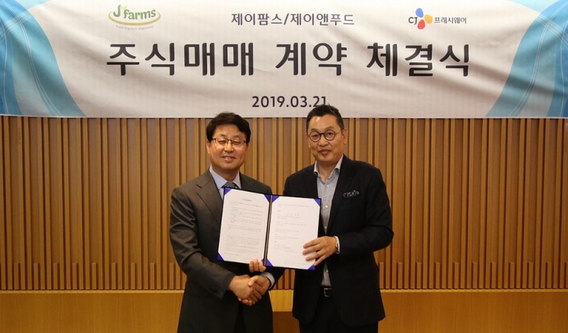 CJ프레시웨이 문종석 대표이사와 제이팜스 강원중 대표이사가 주식인수를 위한 매매계약을 체결한 모습. (사진=CJ프레시웨이)