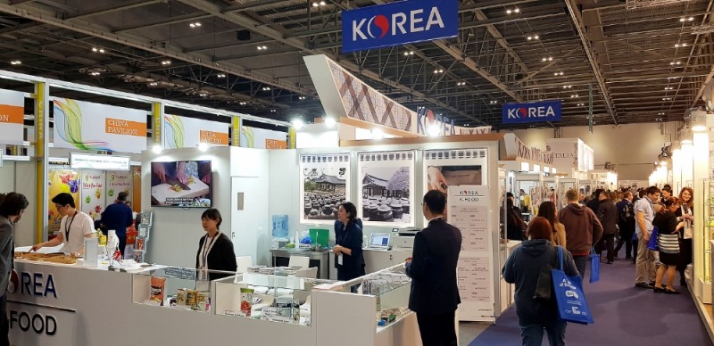 2019영국런던식음료전시회, 한국음식존에서 해외 바이어들이 살펴보고 있다.(사진=한성식품)