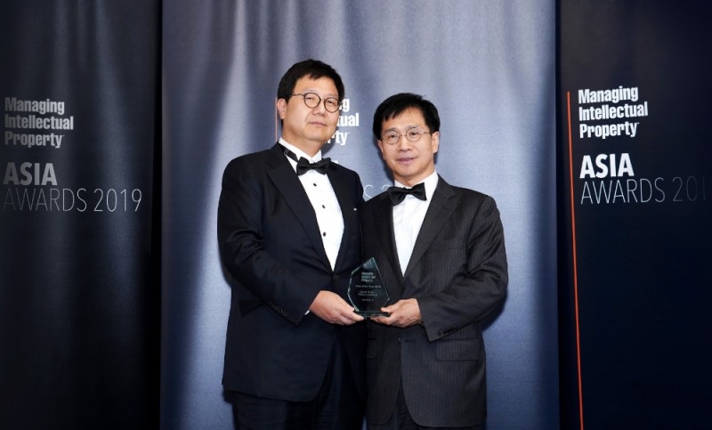 법무법인(유한) 태평양이 2019 MIP 아태지역 어워즈에서 한국지역 ‘올해의 특허 분쟁해결 로펌’으로 선정되어 수상하고 있다. (좌측부터) 강기중, 권택수 변호사.(사진제공=태평양)