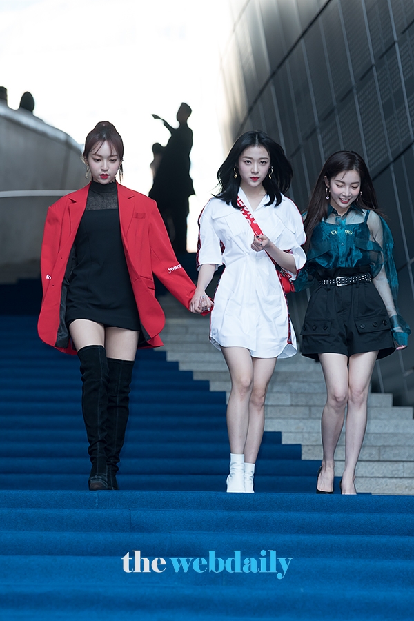 에이프릴 예나-진솔-채경, 2019 F/W 서울패션위크 CHARM'S (참스) 패션쇼 행사 현장