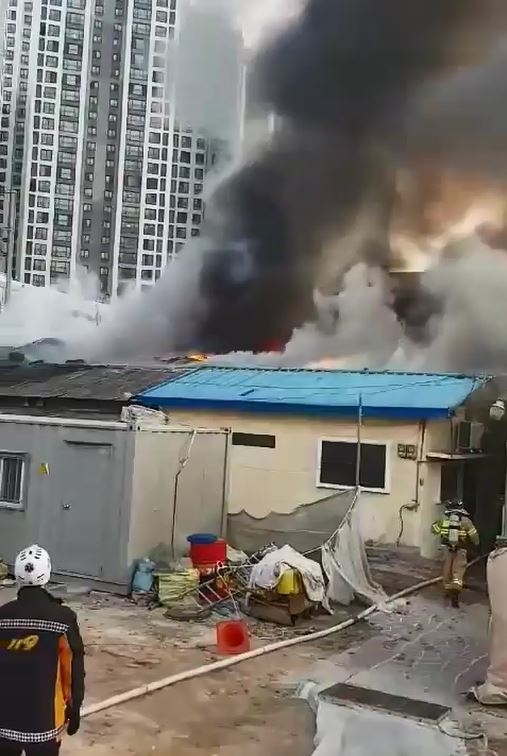 검은연기가 하늘을 뒤덮고 있다.(사진제공=부산경찰청)