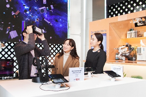 SK텔레콤 직원들이 을지로 본사 1층에서 5G상용망과 연결된 ‘갤럭시S10 5G’를 활용해 다양한 5G서비스를 체험해보고 있다. 사진=SK텔레콤