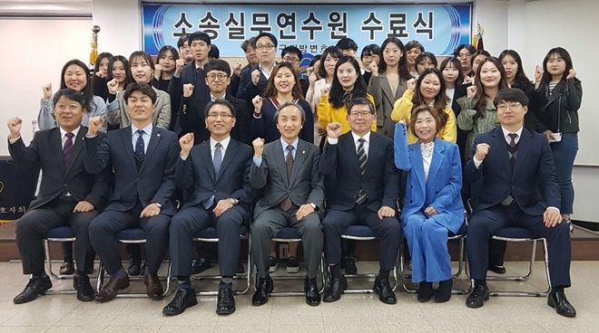 소송실무연수원 제26기 수료식에서 이춘희 회장(앞줄 왼쪽 네번째) 등이 파이팅을 하며 기념촬영을 하고 있다.(사진제공=대구지방변호사회)