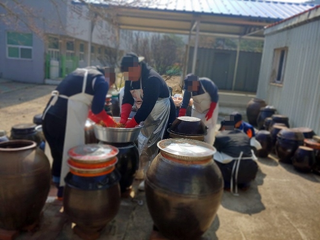 사회봉사대상자들이 간장담그기 봉사활동을 하고 있다.(사진제공=포항준법지원센터)