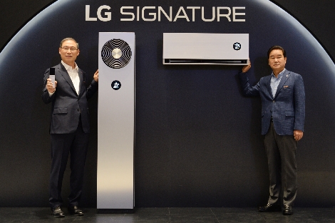 LG전자 H&A사업본부장 송대현 사장(사진 왼쪽)과 한국영업본부장 최상규 사장이 LG 시그니처 에어컨을 소개하고 있다. 사진=LG전자