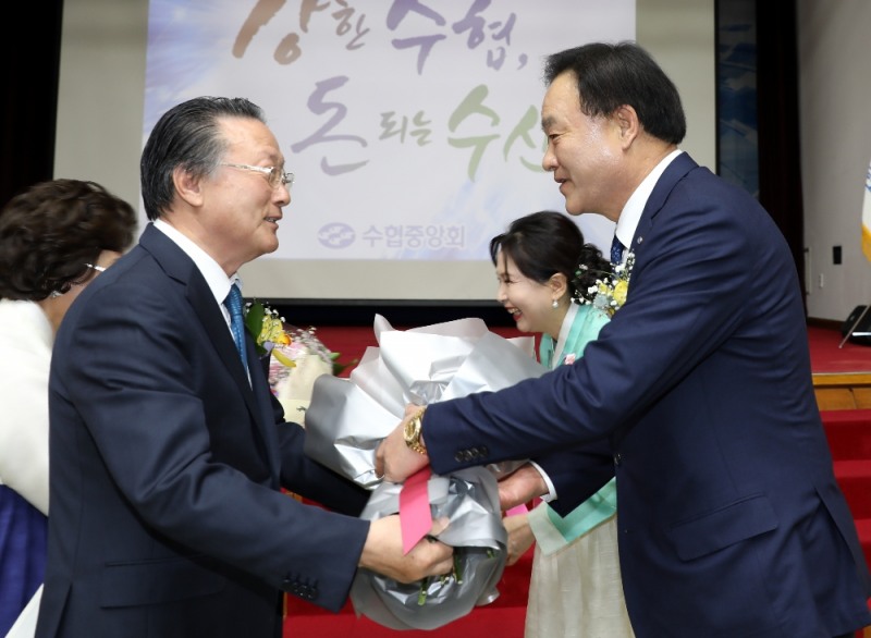 26일 서울 송파구 수협 본부청사에서 진행된 제24대, 제25대 수협중앙회장 이취임식에서 24대 김임권 수협회장(왼쪽)과 25대 임준택 수협회장(오른쪽)이 악수를 하고 있다.(사진=수협중앙회)