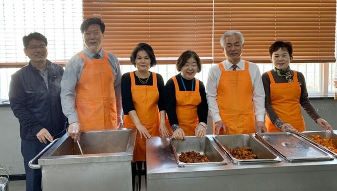 소년보호위원 서울소년원협의회 위원들이 직접 치킨을 조리해 배식하고 있다.(사진제공=법무부 고봉중고등학교) 