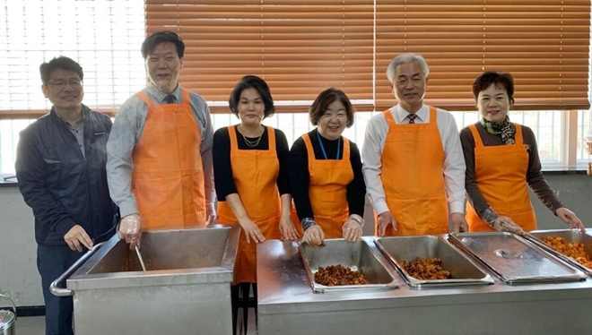 소년보호위원 서울소년원협의회 위원들이 직접 치킨을 조리해 배식하고 있다.(사진제공=법무부 고봉중고등학교)